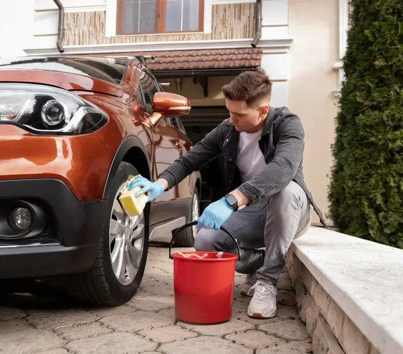 Lavage auto à domicile Ambierle : professionnel intervenant sur un véhicule